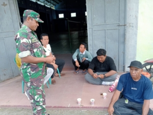 Babinsa Beru Gelar Patroli Wilayah dan Komsos untuk Perkuat Keamanan Desa