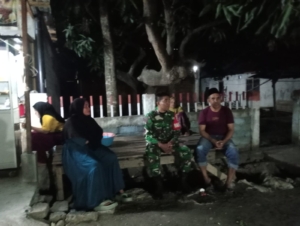 Babinsa Serda Adi Putra Ajak Warga Sawe Perkuat Ronda Malam