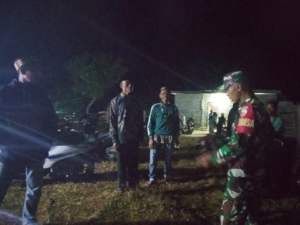 Babinsa Kadindi Barat Lakukan Ronda Humanis, Warga Bukit Mente Sambut Antusias