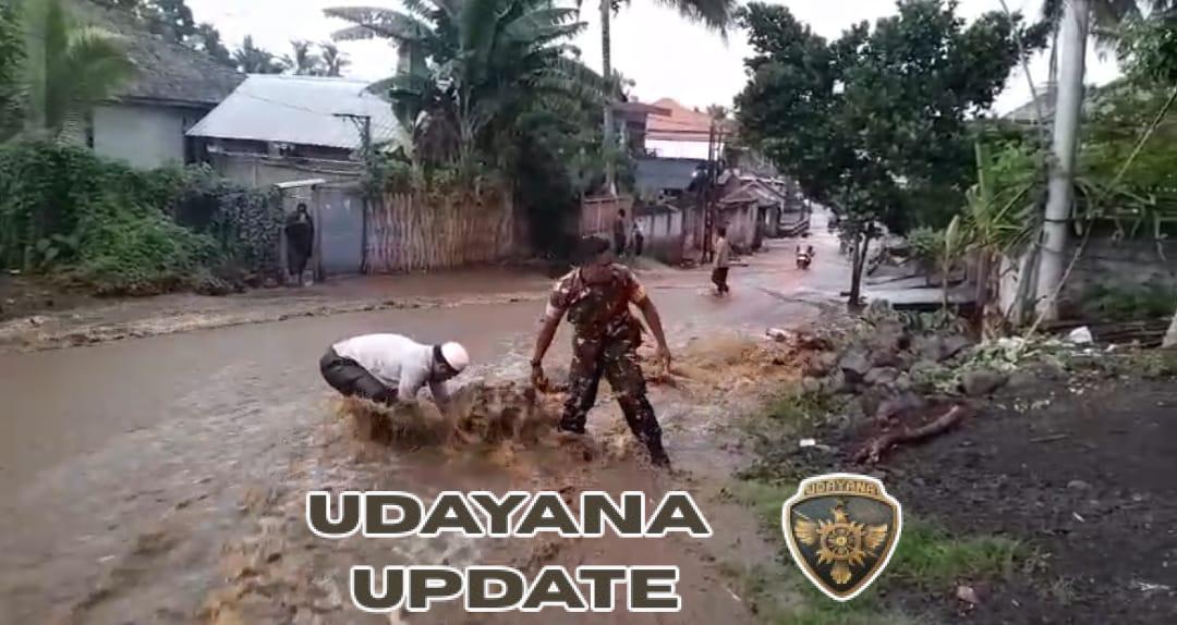 “Gerak Cepat Babinsa Aikmel Atasi Luapan Air Sungai di Kembang Kerang Induk”