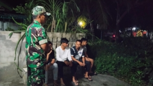 Babinsa Korleko Ajak Pemuda Daftar Bintara dan Tamtama Saat Patroli Malam”