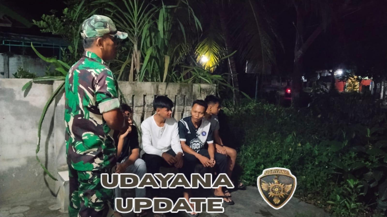 Babinsa Korleko Ajak Pemuda Daftar Bintara dan Tamtama Saat Patroli Malam”