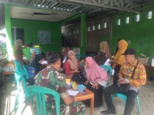 Babinsa Sertu Sayuti Dukung Pelayanan Kesehatan di Posyandu Rempe Loka II Desa Desaloka
