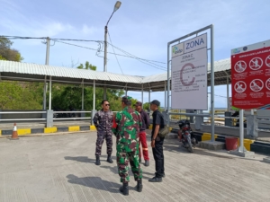 Babinsa Desa Kokarlian Amankan Aktivitas di Pelabuhan Poto Tano, Pastikan Layanan Penyeberangan Berjalan Lancar