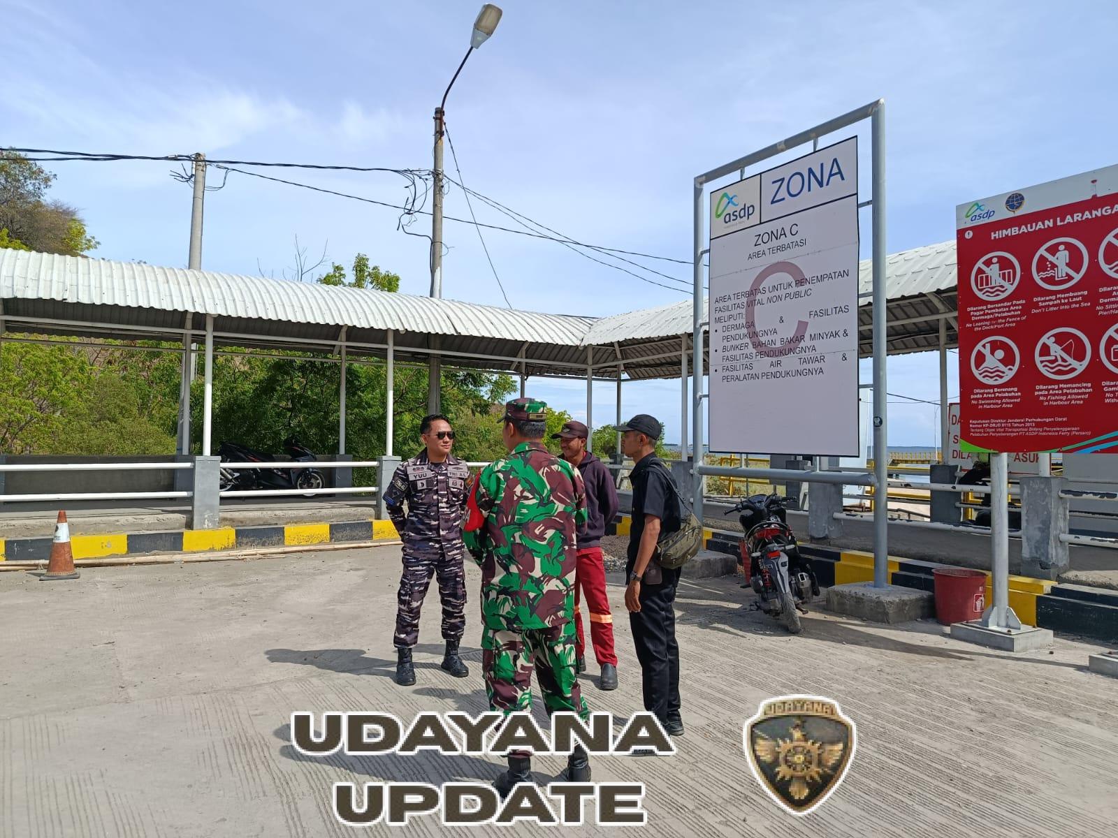 Babinsa Desa Kokarlian Amankan Aktivitas di Pelabuhan Poto Tano, Pastikan Layanan Penyeberangan Berjalan Lancar