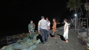 Babinsa, Bhabikamtibmas dan Lurah Jempong Baru Cek Pesisir Saat Cuaca Ekstrem