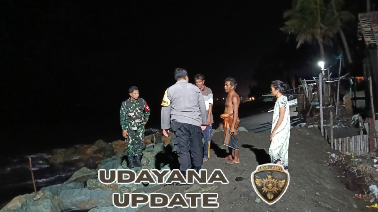 Babinsa, Bhabikamtibmas dan Lurah Jempong Baru Cek Pesisir Saat Cuaca Ekstrem