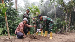 Kodim 1606 Ajak Warga Lingsar Hijaukan Desa Giri Madia