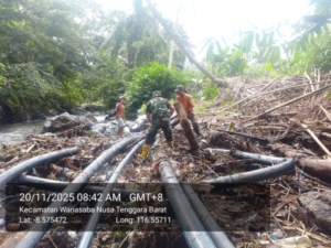 Babinsa dan Warga Desa Bandok Kompak Perbaiki Saluran Air Bersih yang Rusak