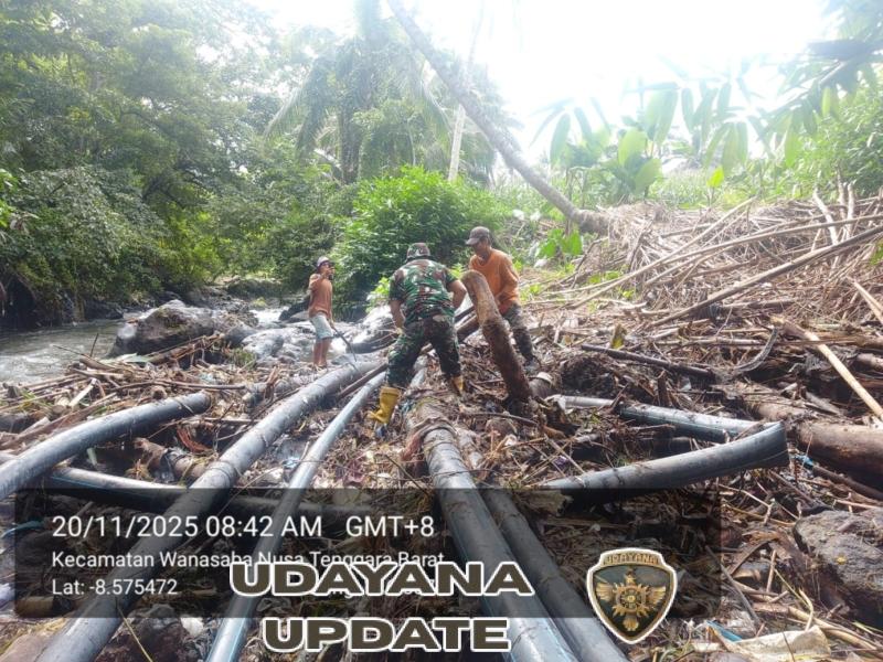 Babinsa dan Warga Desa Bandok Kompak Perbaiki Saluran Air Bersih yang Rusak