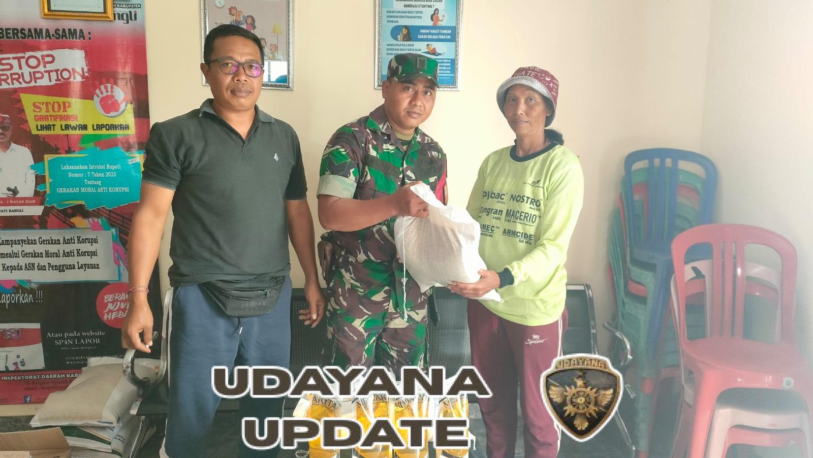 Koramil 1626-04/Kintamani Dampingi Pembagian Beras dan Minyak Goreng Bulog Kepada Warga