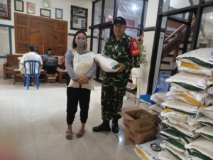 Dandim Klungkung Kerahkan Babinsa Kawal Penyaluran Bantuan Pangan Beras Dan Migor