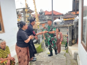 Dandim 1626/Bangli Melayat ke Rumah Duka Ibunda Anggota Kodim di Desa Kedisan