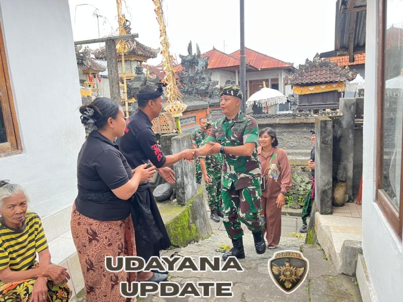 Dandim 1626/Bangli Melayat ke Rumah Duka Ibunda Anggota Kodim di Desa Kedisan