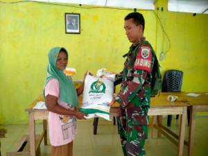 ‎Sinergi Babinsa dan Pemdes Sampe Sukses Salurkan Bantuan Pangan Nasional