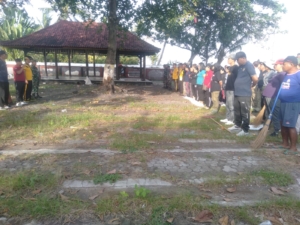 Koramil Banjar Gerakkan Pasukan dan Warga dalam Aksi Buleleng Bersih Sampah di Pantai Dencarik