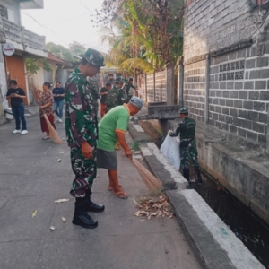 Babinsa Kaliuntu Ajak Aksi Bersih Sungai Mumbul, Warga Antusias Gotong Royong