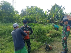 Personel Koramil Baturiti Turun Langsung Dalam Aksi Bersih-Bersih Penyiapan Lahan Pembangunan KDKMP