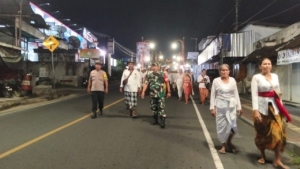 Babinsa Bedulu Bersinergi Amankan Prosesi Nyatur Desa Pura Samuan Tiga