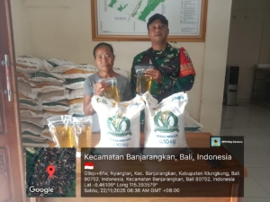 Babinsa Nyanglan Beri Pendampingan Distribusi Bantuan pangan Beras Dan Minyak Goreng