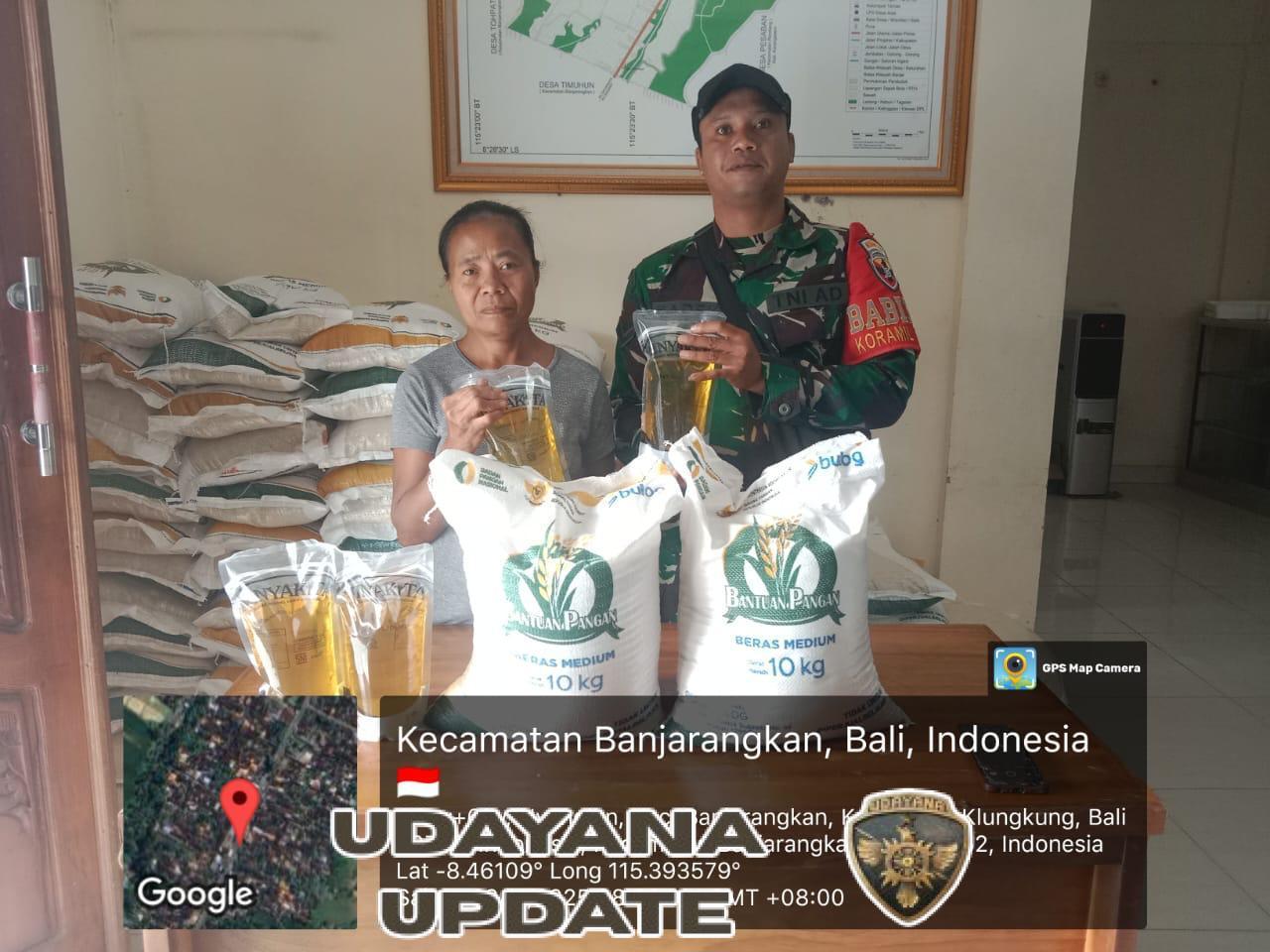 Babinsa Nyanglan Beri Pendampingan Distribusi Bantuan pangan Beras Dan Minyak Goreng
