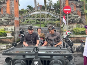 Festival Goa Lawah Dimeriahkan Konvoi Mobil Tua Klasik