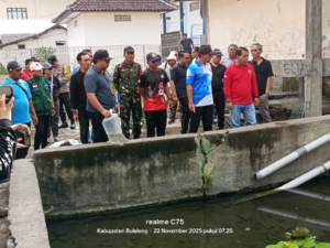 Babinsa Kawal Penebaran Benih Ikan Bersama Bupati Buleleng di Muara Sungai Mumbul”