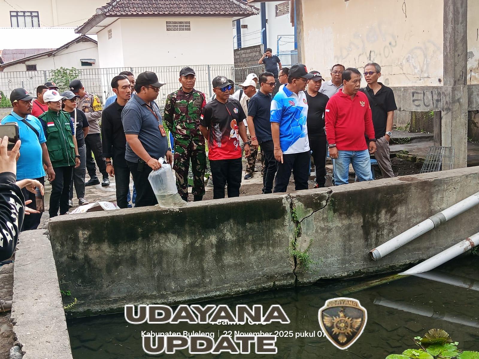 Babinsa Kawal Penebaran Benih Ikan Bersama Bupati Buleleng di Muara Sungai Mumbul”