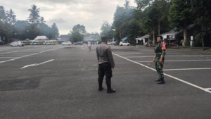 Anggota Koramil 1623-02/Abang Amankan Hari Ketiga Pujawali di Pura Lempuyang.