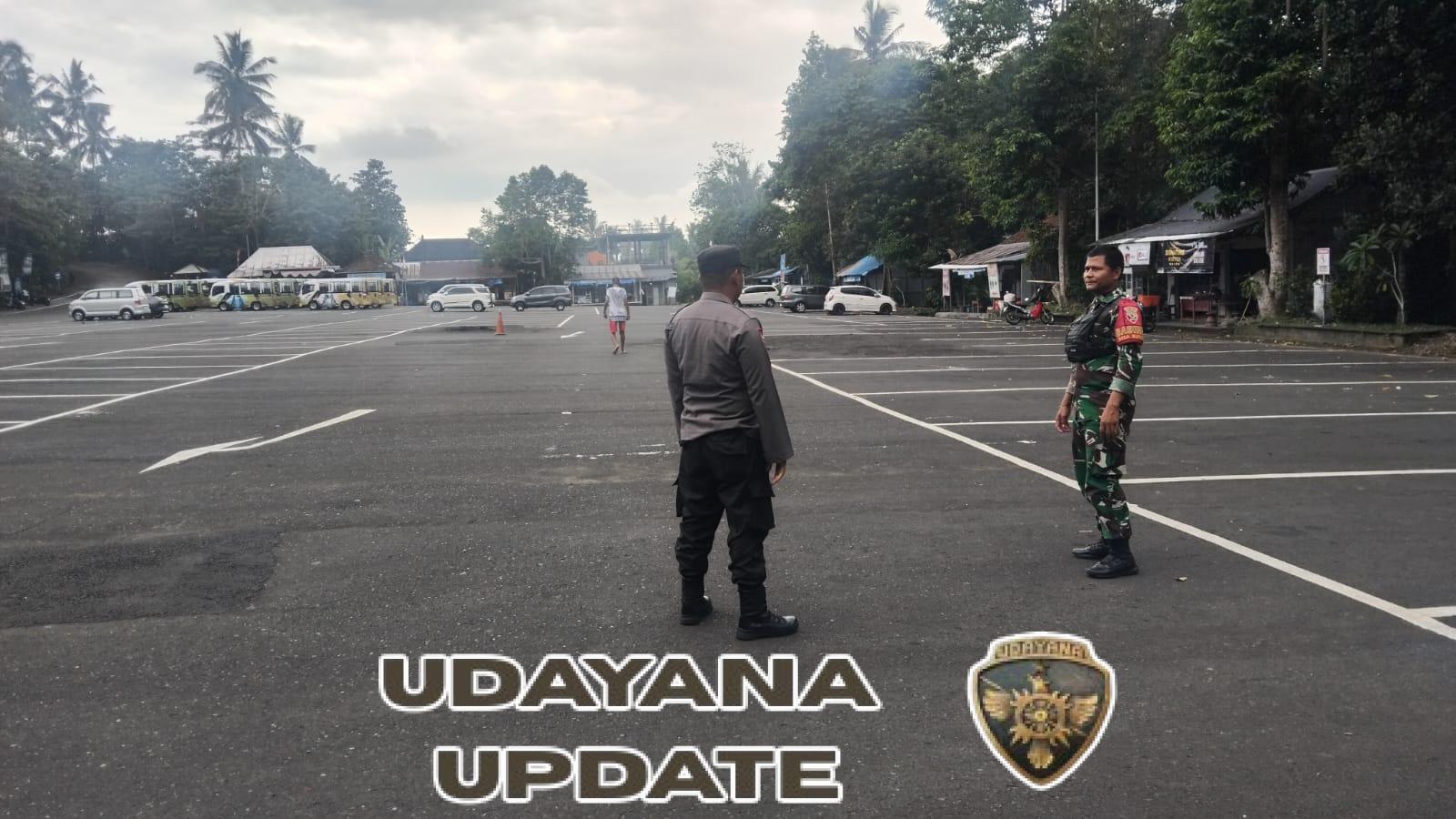 Anggota Koramil 1623-02/Abang Amankan Hari Ketiga Pujawali di Pura Lempuyang.