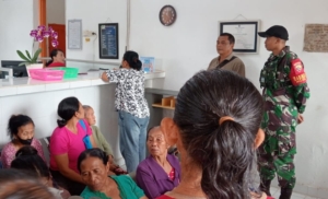 Pastikan Tepat Sasaran, Babinsa Dampingi Pembagian BLTS Kesra kepada Warga Kurang Mampu