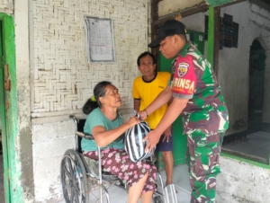Babinsa Babinsa Tegalcangkring Jalin Keakraban, Komsos Dibalut Bingkisan Sederhana