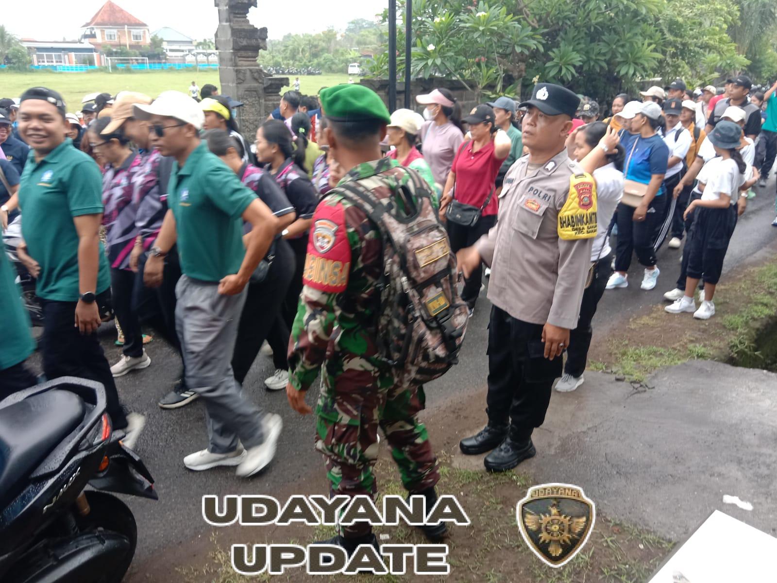 Babinsa Sertu Komang Arjawa Kawal Ketat HUT PGRI ke-80 dan HGN 2025 di Banjar