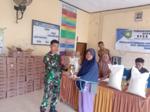 Babinsa Jurumapin dan Pemdes Salurkan Bantuan Pangan untuk 282 KK di Buer