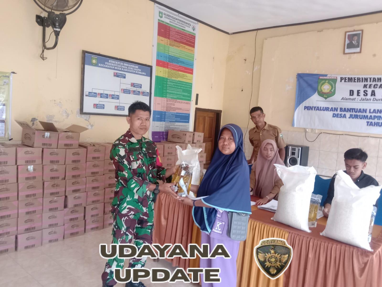 Babinsa Jurumapin dan Pemdes Salurkan Bantuan Pangan untuk 282 KK di Buer