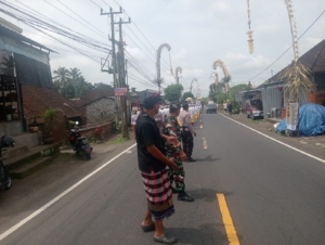 Sinergi Babinsa, Bhabinkamtibmas, dan Pecalang Sukses Kawal Melancaran Mececingak di Tampaksiring