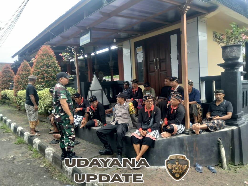 Babinsa Semarapura Kaja Hadiri Prosesi Upacara Mekinsan Digeni Ketua Pecalang Desa Adat Besang Kangin