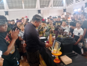 Anggota Koramil 1623-06/Selat Hadiri Lomba Ogoh-Ogoh Mini dan Tapel Tingkat Bali.