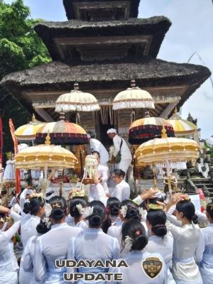 Anggota Koramil 1623-02/Abang Amankan Upacara Penyineban Pujawali di Pura Lempuyang.