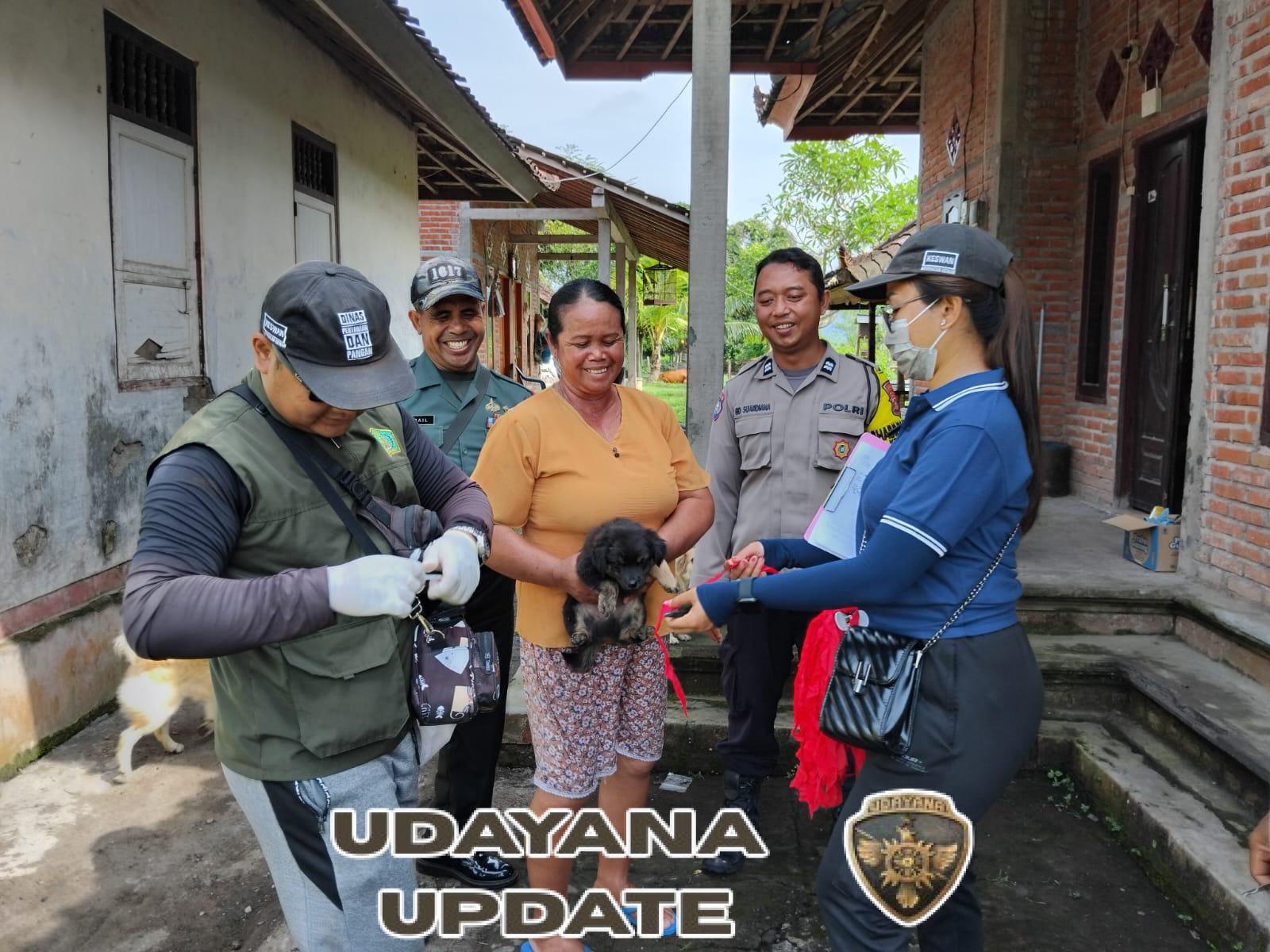 Babinsa Kelurahan Lelateng Amankan Program Vaksinasi Rabies Massal