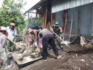 Babinsa dan Warga Pucangan Kompak Bangun Drainase untuk Cegah Kerusakan Jalan