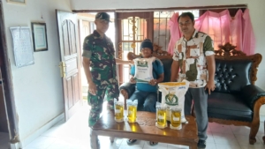 Babinsa Abuan Dampingi Penyaluran Bantuan Pangan Beras Bulog dan Minyak Goreng kepada 33 Warga PKH