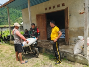 Babinsa Selisihan Hadir Beri Pendampingan Penyaluran Pupuk Bersubsidi bagi Warga Subak Selisihan