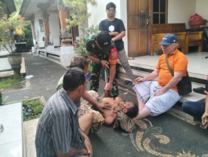 Babinsa Koramil Banjarangkan Dampingi Dinsos Evakuasi ODGJ Di Dusun Kawan