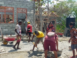 Semangat Gotong Royong Warga Oepoli Bangun SMPN Baru
