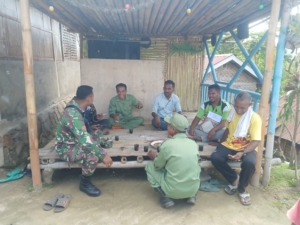 Babinsa Koramil 02/Talibura Aktif Bantu Warga dalam Pembangunan Rumah