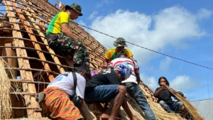 Perkuat Harmoni TNI–Rakyat, Pos Lookeu Gelar Karya Bakti Rumah Adat di Perbatasan