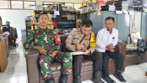 Babinsa 1623-04/Sidemen Kawal Pengambilan Naskah Ujian Penjaringan Staf Desa Tangkup.