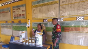 Pendistribusian Bantuan Pangan Desa Batumadeg Dikawal Babinsa