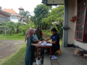 Babinsa Semarapura Kangin Beri Pengamanan Penyaluran BLT Di Kantor Pos